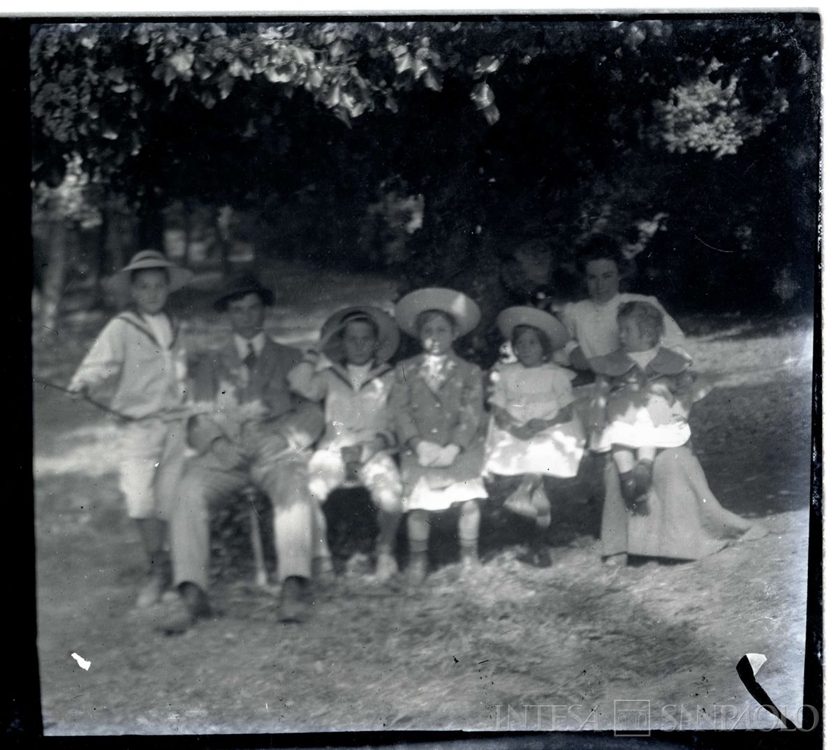 I figli di Ester e Bernardino Nogara con la balia e un altro uomo durante una gita, circa 1910 (fotografo sconosciuto)