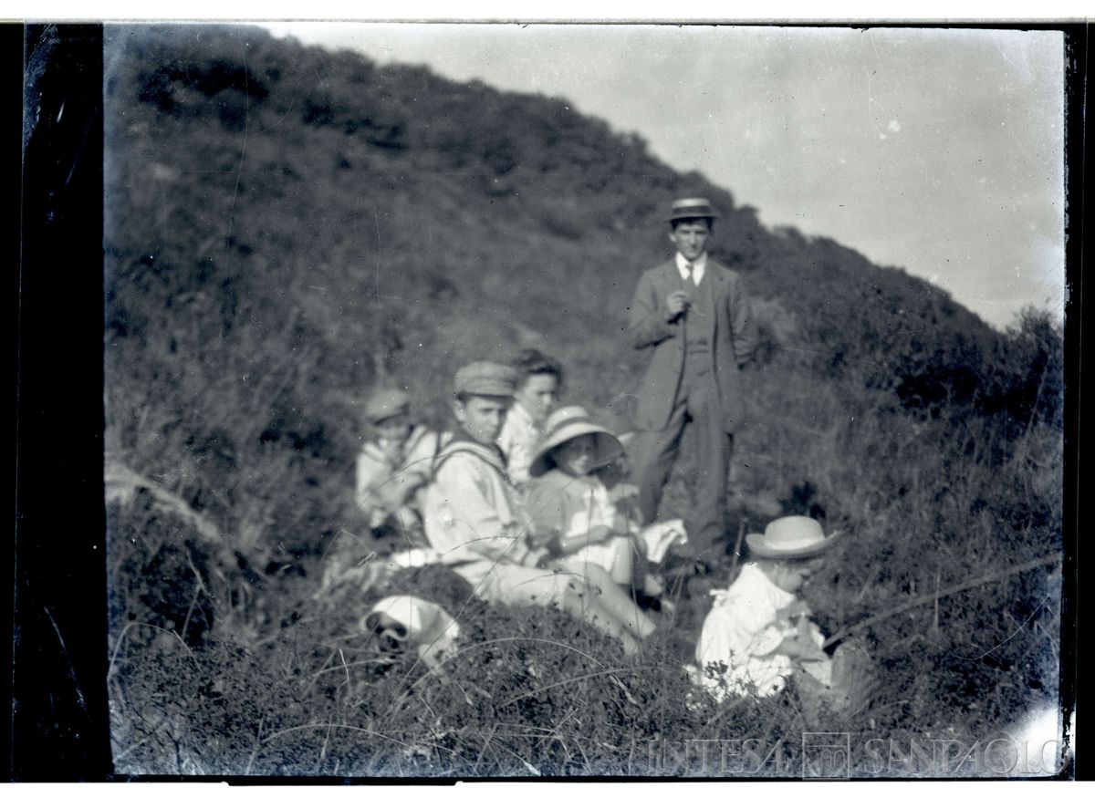 I figli di Ester e Bernardino Nogara con la balia e un altro uomo durante una gita, circa 1910 (fotografo sconosciuto)