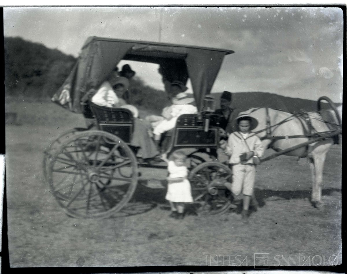 I figli di Ester e Bernardino Nogara con la balia e altri uomini durante una gita, circa 1910 (fotografo sconosciuto)