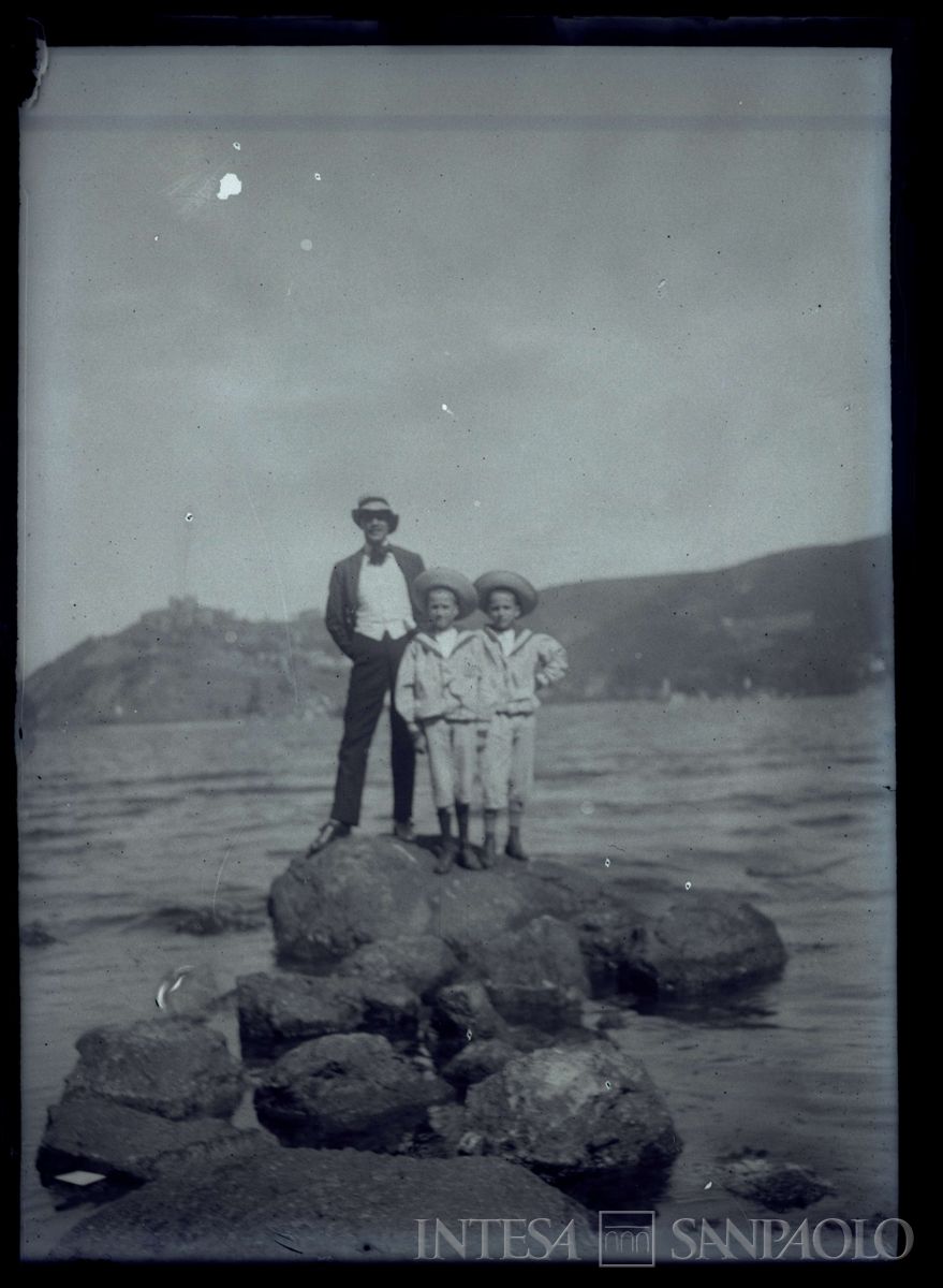 Dimitri, Josy e Johnny sugli scogli durante una gita, circa 1910 (fotografo sconosciuto)