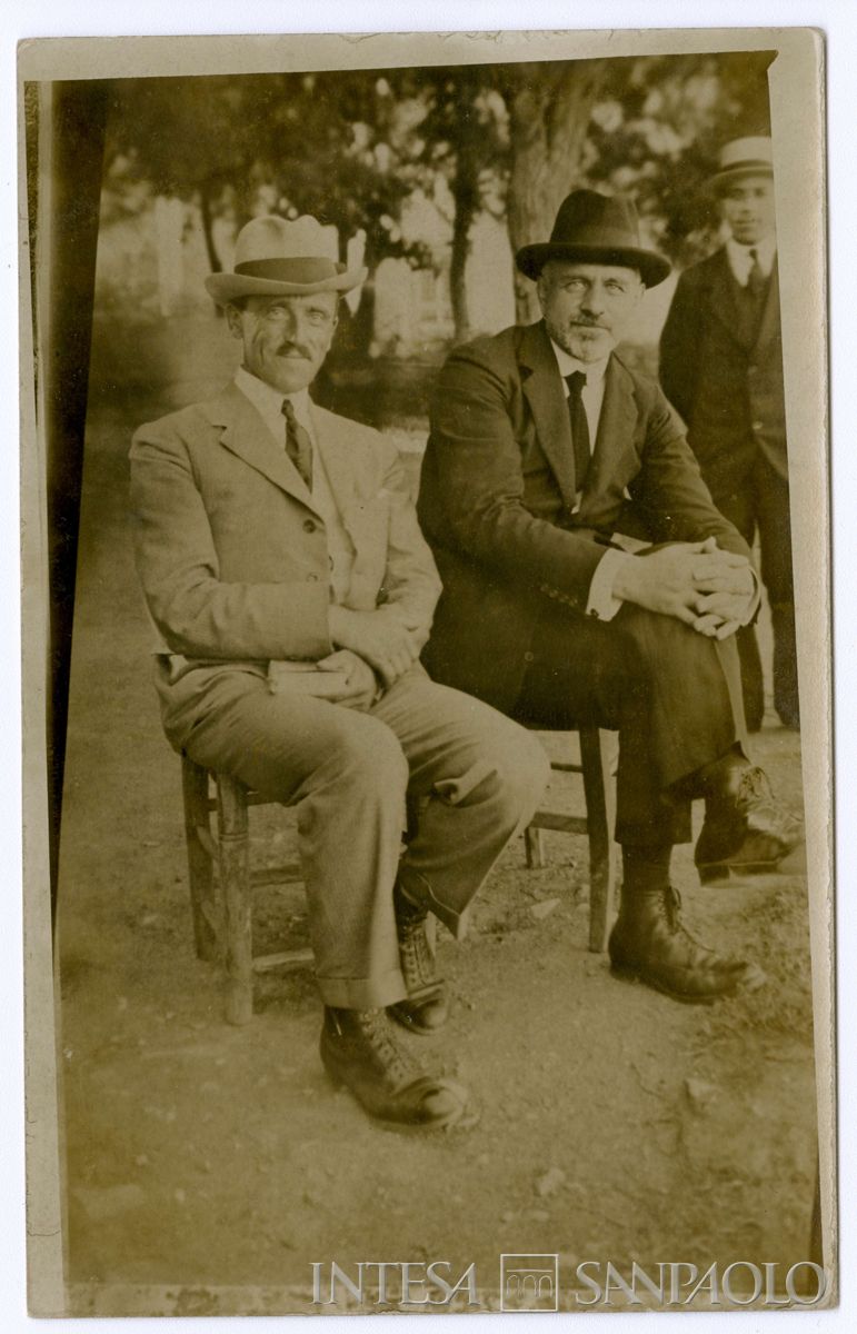 Bernardino Nogara nel quartiere Bebek di Costantinopoli con persone non identificate, 11 luglio 1920 (fotografo sconosciuto)