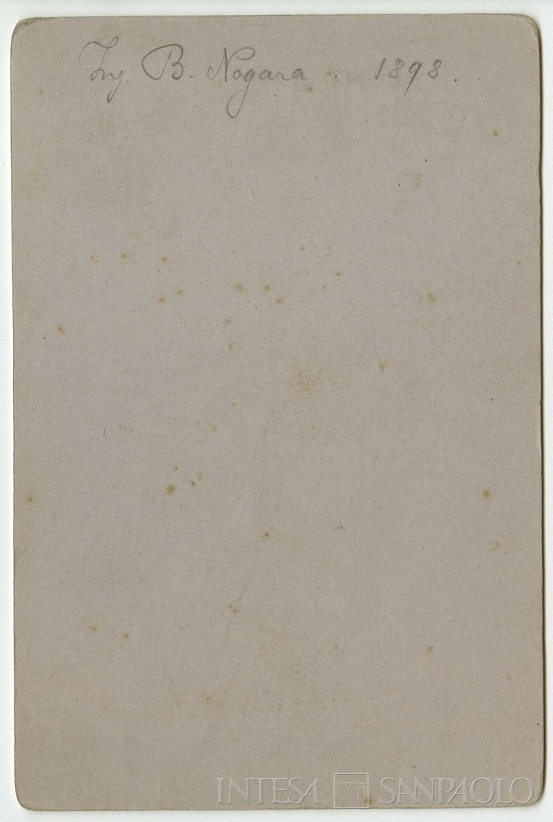 Bernardino Nogara ritratto in studio fotografico, 1898 (Leone Ricci), verso