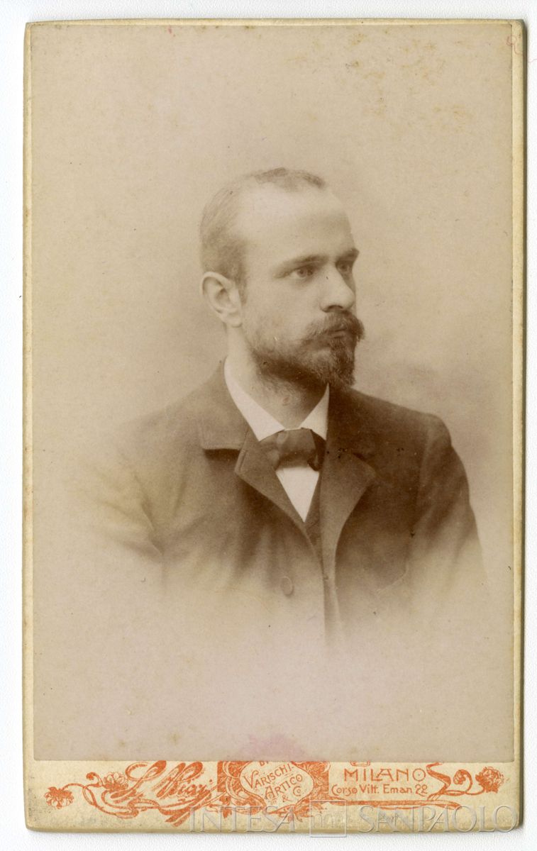 Bernardino Nogara ritratto in studio fotografico, 1898 (Leone Ricci, ristampa di Varischi Artico & C.)