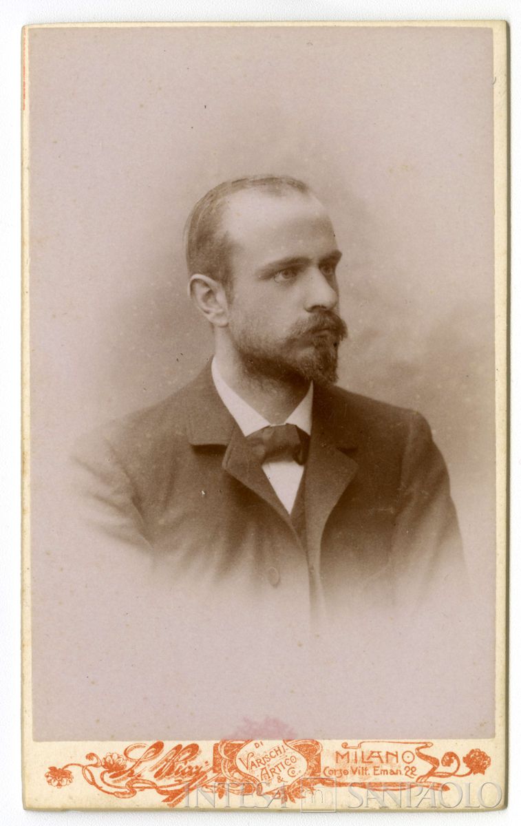 Bernardino Nogara ritratto in studio fotografico, 1898 (Leone Ricci, ristampa di Varischi Artico & C.)