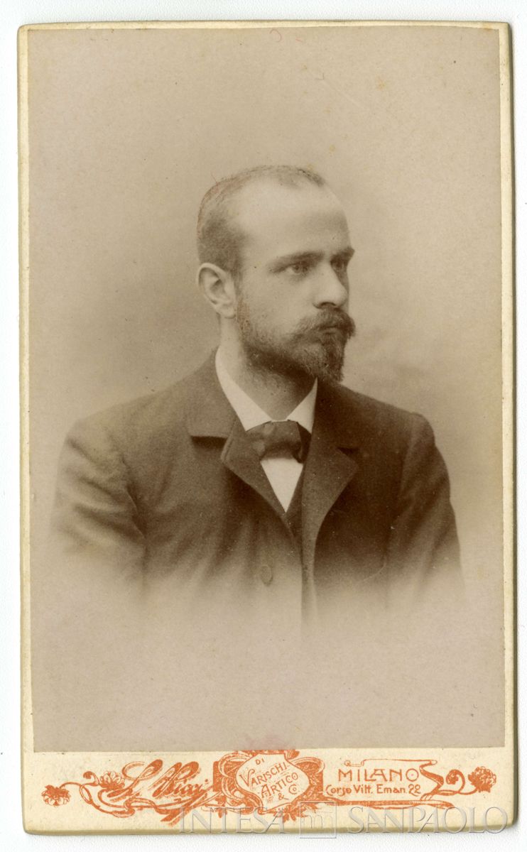 Bernardino Nogara ritratto in studio fotografico, 1898 (Leone Ricci, ristampa di Varischi Artico & C.)