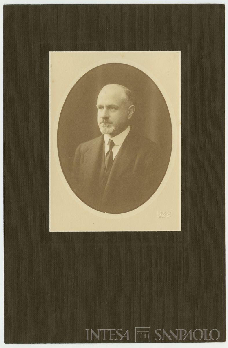 Bernardino Nogara ritratto in studio fotografico, anni 1920 (Carlo De Marchi)