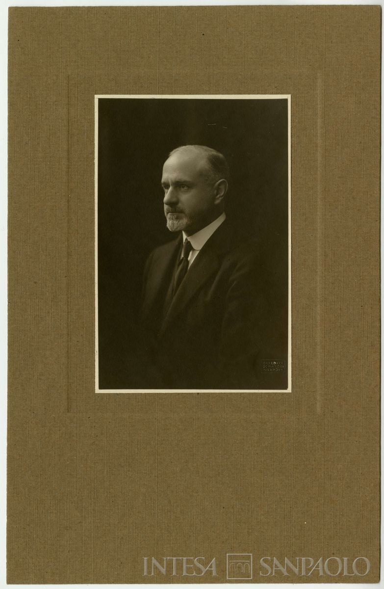 Bernardino Nogara ritratto in studio fotografico, anni 1920 (Carlo De Marchi)