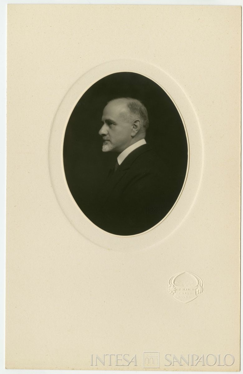 Bernardino Nogara ritratto in studio fotografico, anni 1920 (Carlo De Marchi)