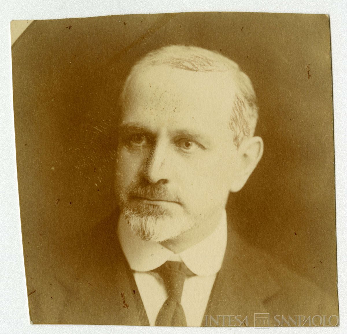 Bernardino Nogara ritratto in studio fotografico, anni 1920 (fotografo sconosciuto)