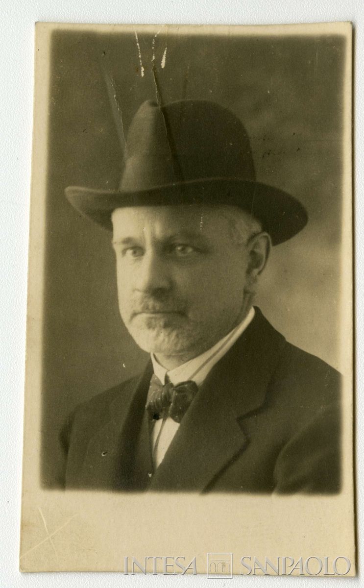 Bernardino Nogara ritratto in studio fotografico, con cappello e papillon, anni 1920 - 1930 (fotografo sconosciuto)