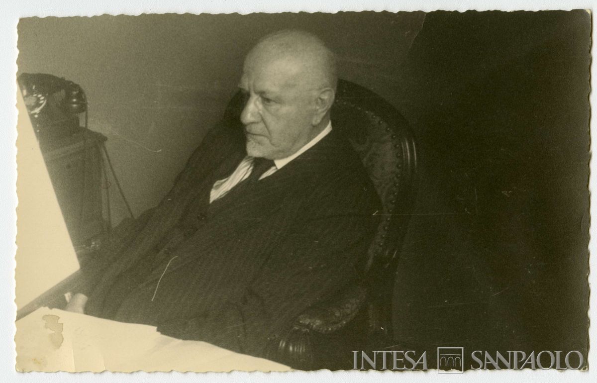 Bernardino Nogara ritratto in ufficio in Vaticano, 1954 (fotografo sconosciuto)