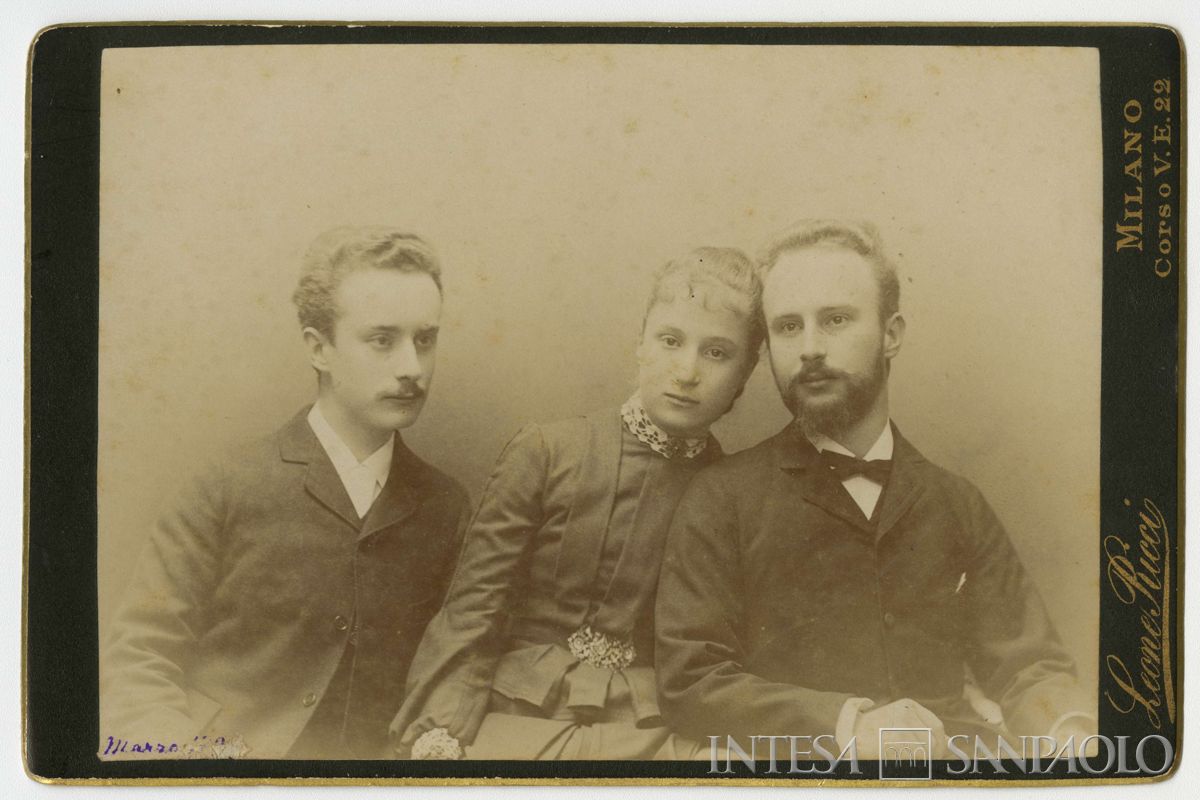 Ester Martelli ritratta in studio fotografico con i fratelli Cesare e Giulio, marzo 1890 (Leone Ricci)