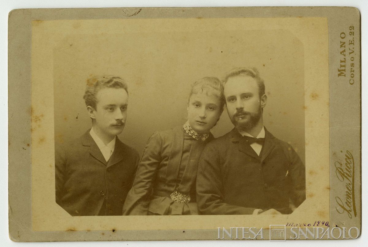 Ester Martelli ritratta in studio fotografico con i fratelli Cesare e Giulio, marzo 1890 (Leone Ricci)