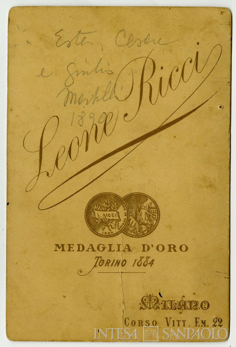 Ester Martelli ritratta in studio fotografico con i fratelli Cesare e Giulio, marzo 1890 (Leone Ricci), verso