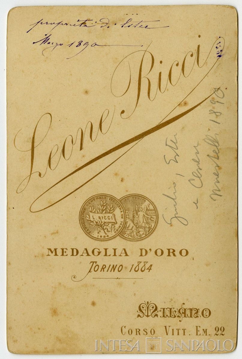 Ester Martelli ritratta in studio fotografico con i fratelli Cesare e Giulio, marzo 1890 (Leone Ricci), verso