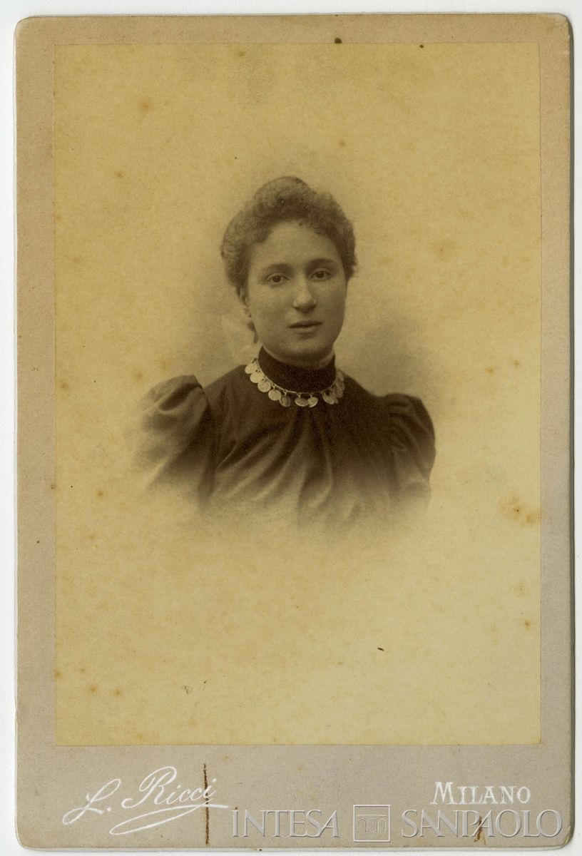 Ester Martelli ritratta in studio fotografico, ottobre 1898 (Leone Ricci)