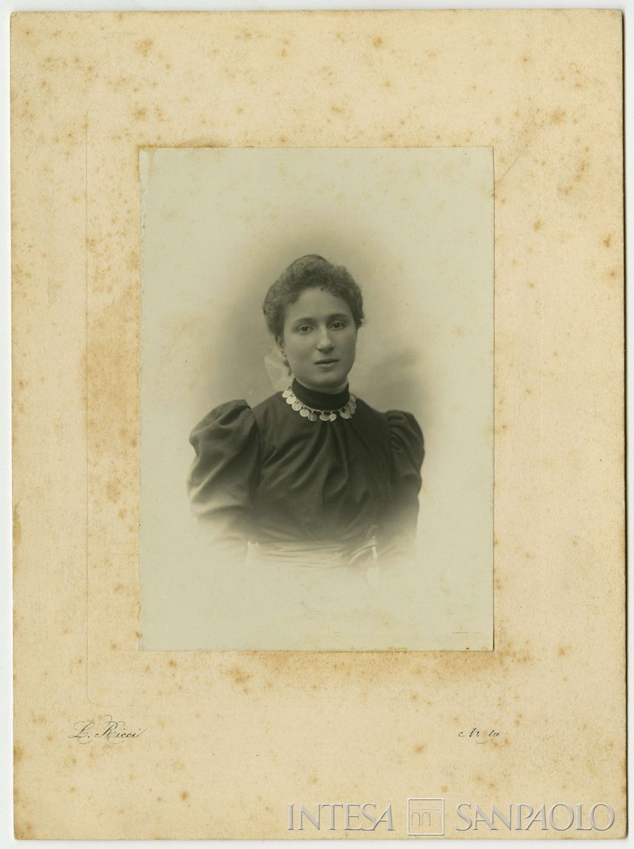 Ester Martelli ritratta in studio fotografico, ottobre 1898 (Leone Ricci)