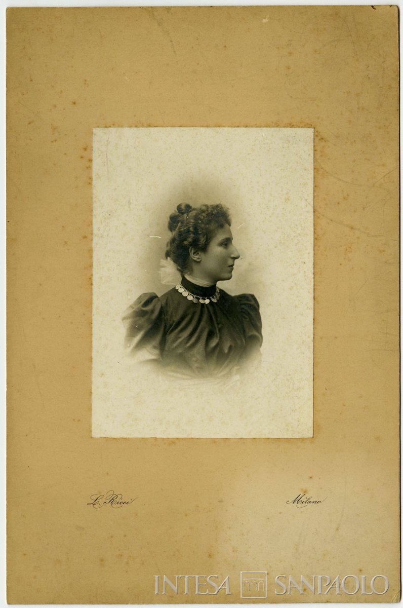 Ester Martelli ritratta in studio fotografico, ottobre 1898 (Leone Ricci)