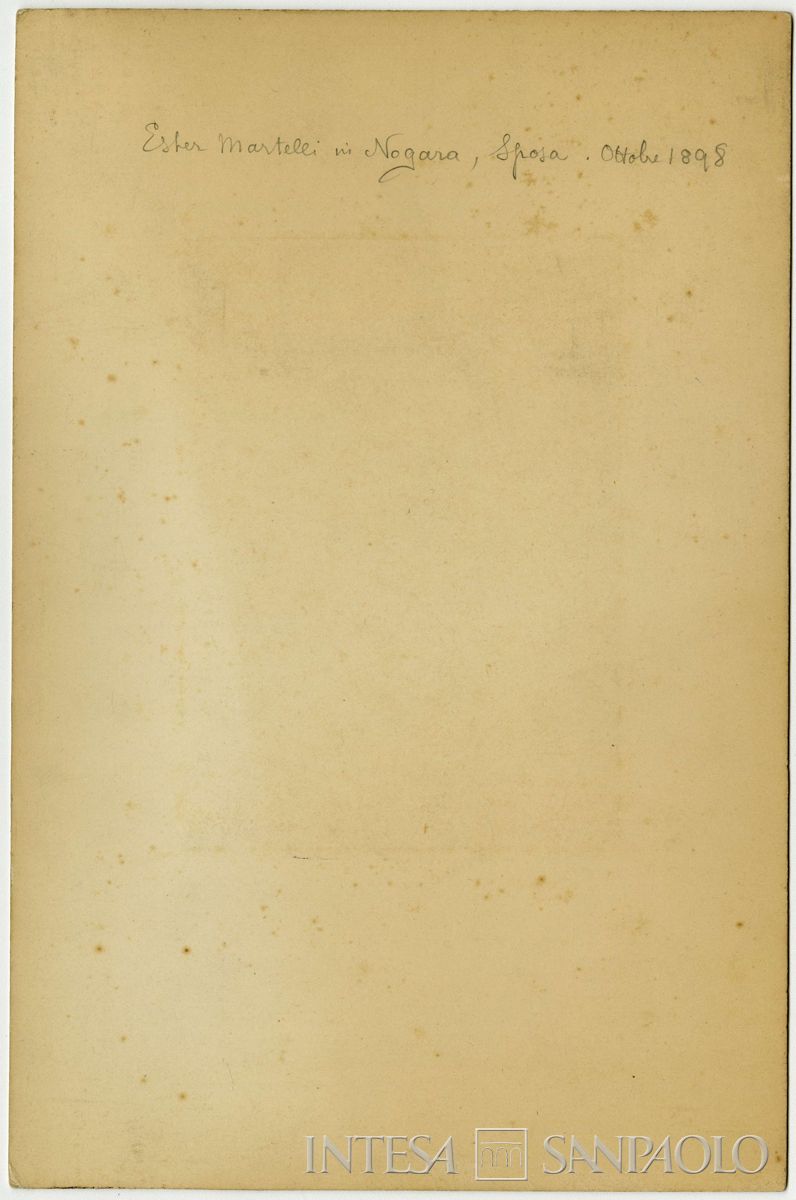 Ester Martelli ritratta in studio fotografico, ottobre 1898 (Leone Ricci), verso