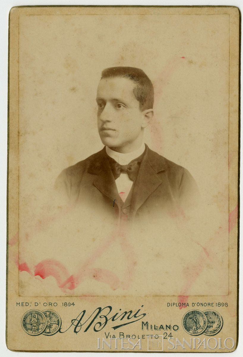Carlo Nogara, fratello di Bernardino, ritratto in studio fotografico, primi del 1900 (Anacleto Bini)
