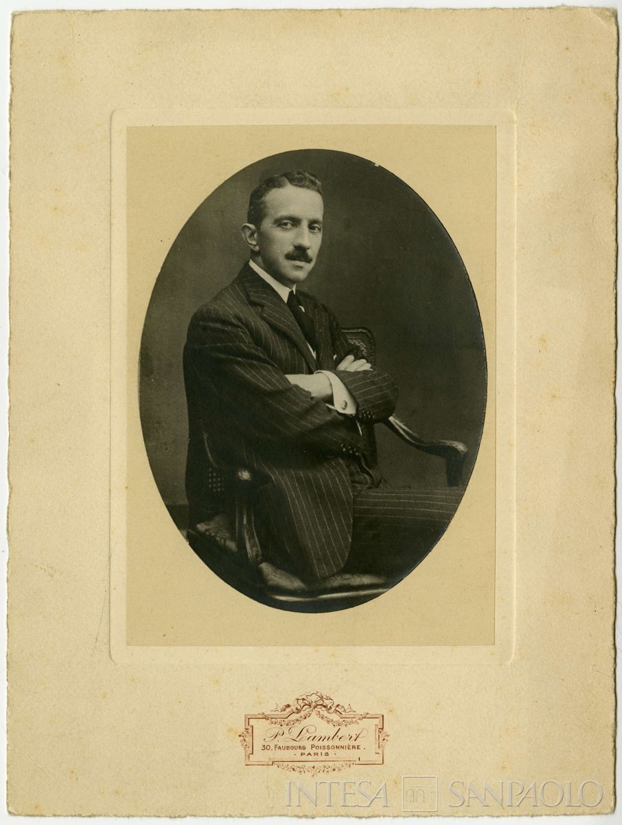 Alexandre Télioudis, segretario di Nogara, ritratto in posa in studio fotografico, 1910 - 1940 (P. Lambert)