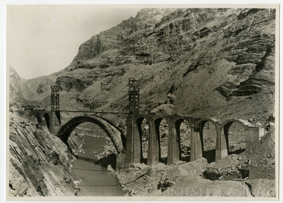 Ferrovia trans-iraniana: linea nord Bender Chah-Téhéran e linea sud Bender Chahpuor-Téhéran, metà anni 1920 (fotografo sconosciuto)