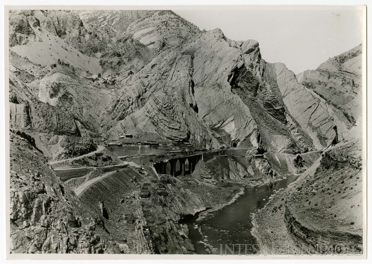 Ferrovia trans-iraniana: linea nord Bender Chah-Téhéran e linea sud Bender Chahpuor-Téhéran, metà anni 1920 (fotografo sconosciuto)