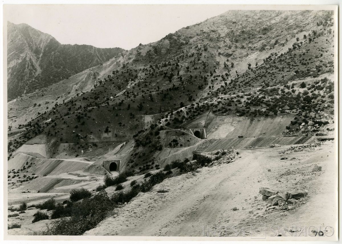 Ferrovia trans-iraniana: linea nord Bender Chah-Téhéran e linea sud Bender Chahpuor-Téhéran, metà anni 1920 (fotografo sconosciuto)