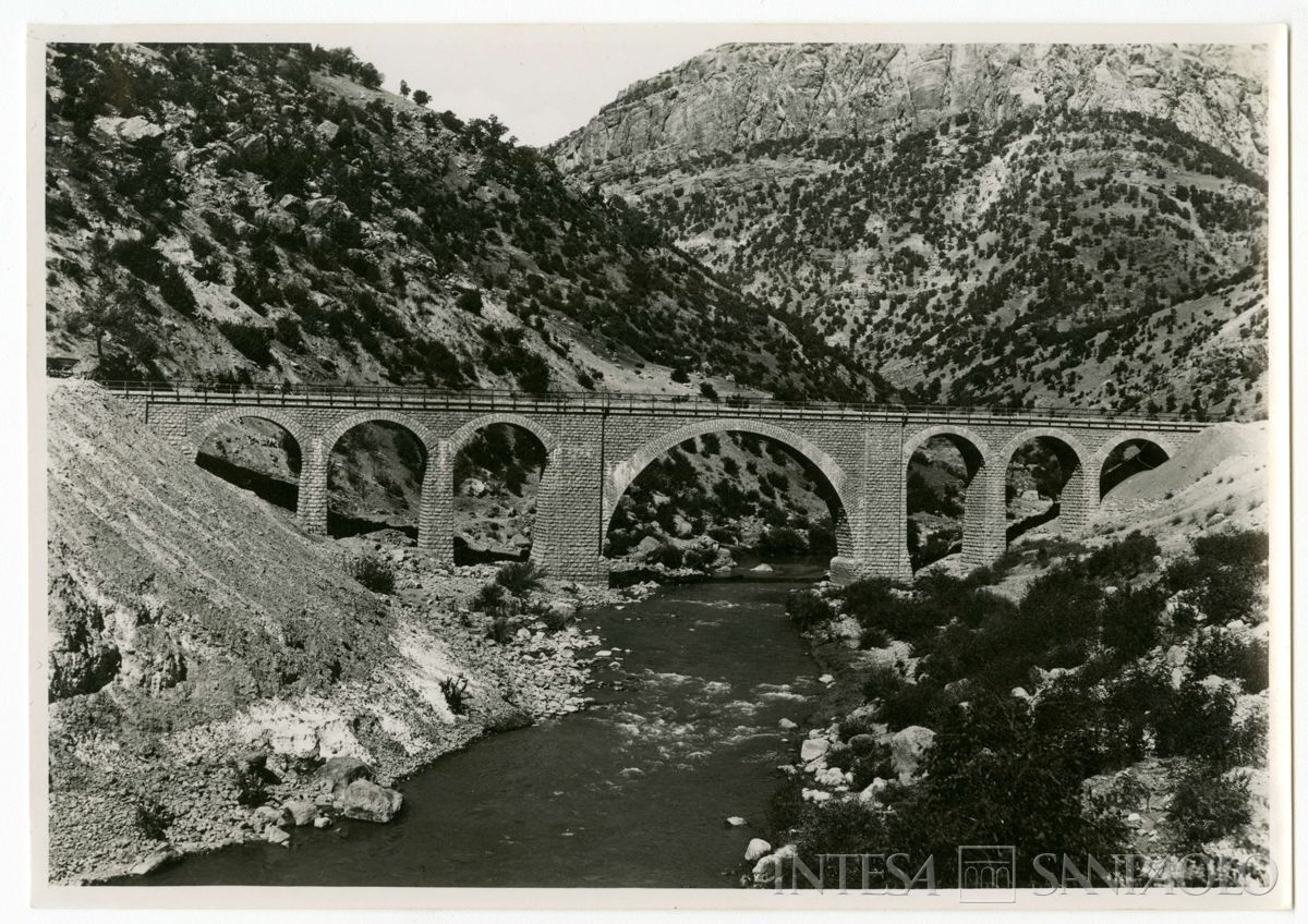 Ferrovia trans-iraniana: linea nord Bender Chah-Téhéran e linea sud Bender Chahpuor-Téhéran, metà anni 1920 (fotografo sconosciuto)