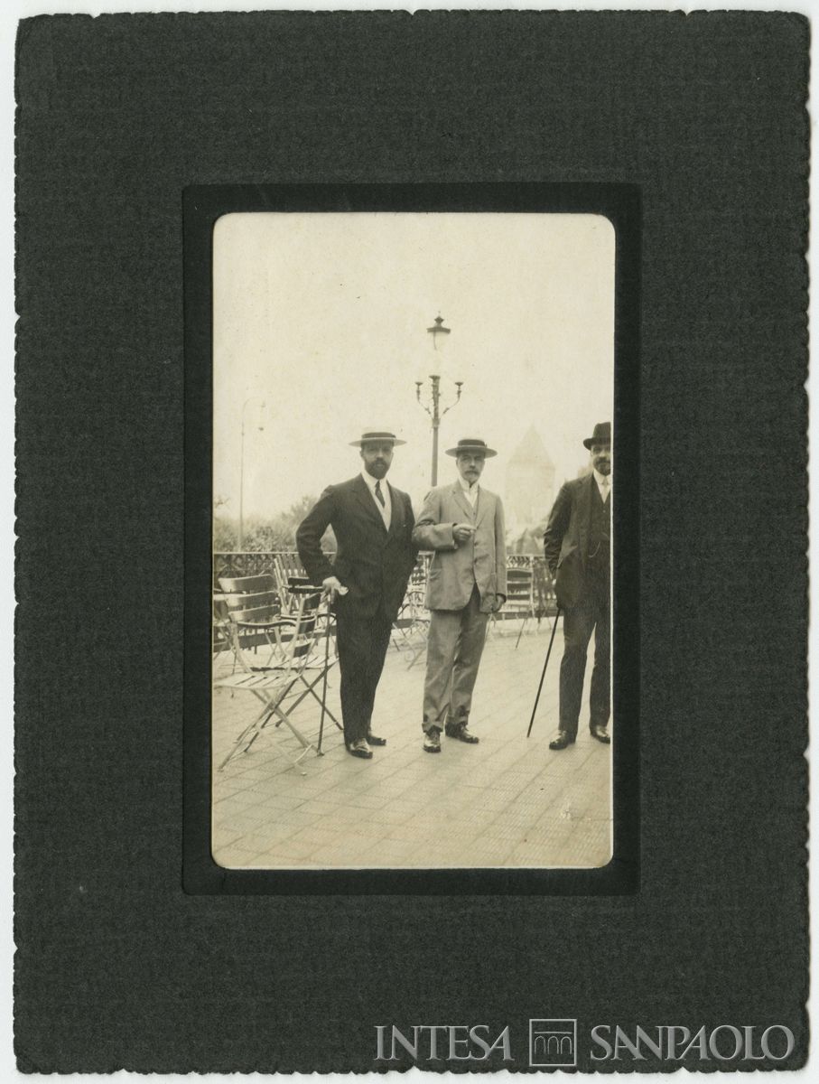 Conferenza per la pace di Ouchy: Bernardino Nogara insieme a Giuseppe Volpi e Pietro Bertolini, 1912 (fotografo sconosciuto)