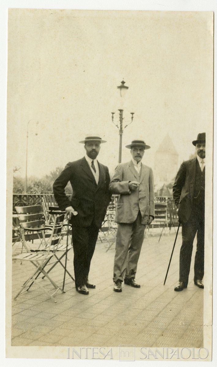 Conferenza per la pace di Ouchy: Bernardino Nogara insieme a Giuseppe Volpi e Pietro Bertolini, 1912 (fotografo sconosciuto)