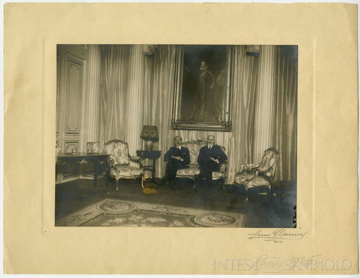 Nogara Bernardino all'ambasciata italiana di Parigi presso l'Hotel de Gallifet con l'ambasciatore Camillo Romano Avezzana, 1925 (Henri Manuel)