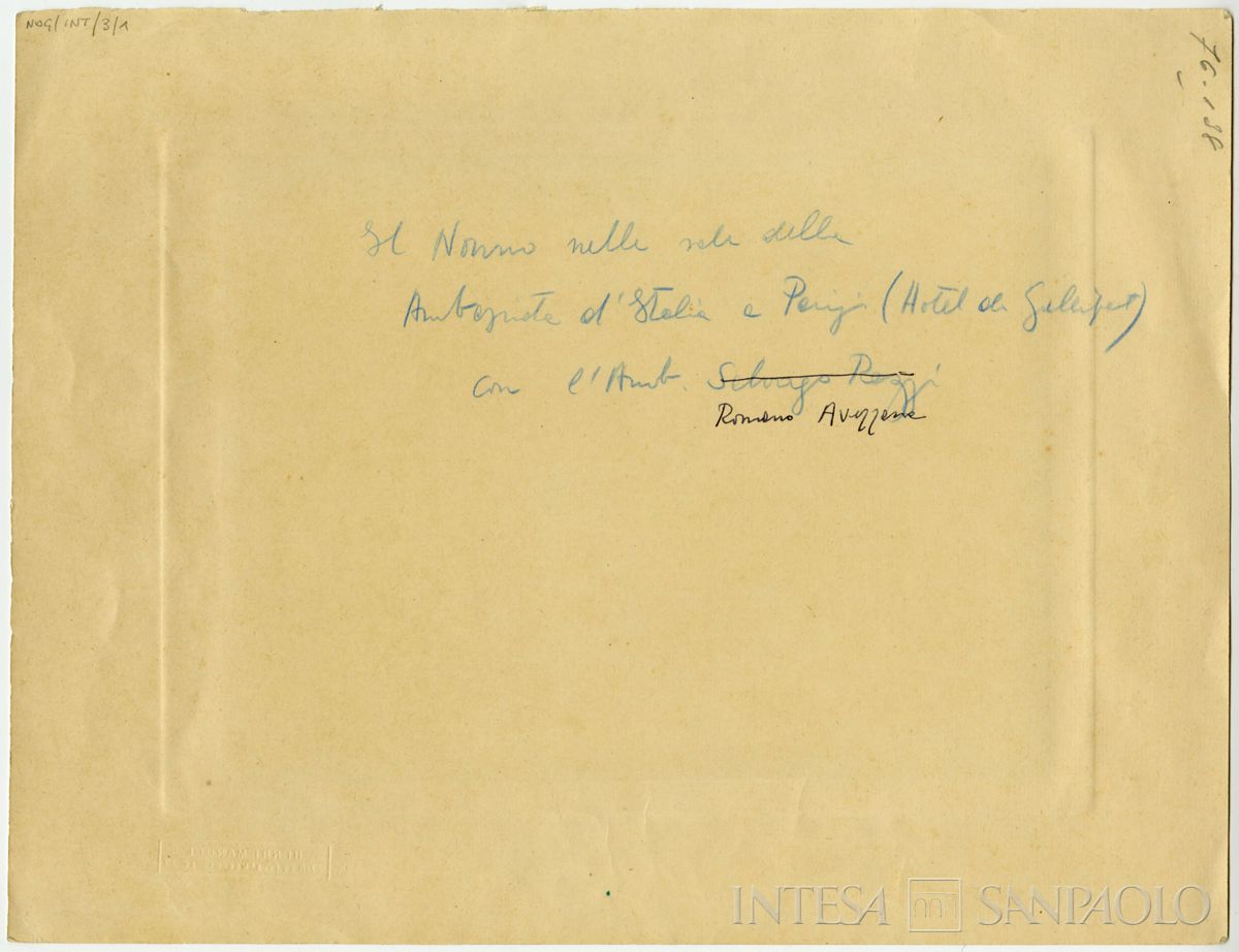 Nogara Bernardino all'ambasciata italiana di Parigi presso l'Hotel de Gallifet con l'ambasciatore Camillo Romano Avezzana, 1925 (Henri Manuel), verso