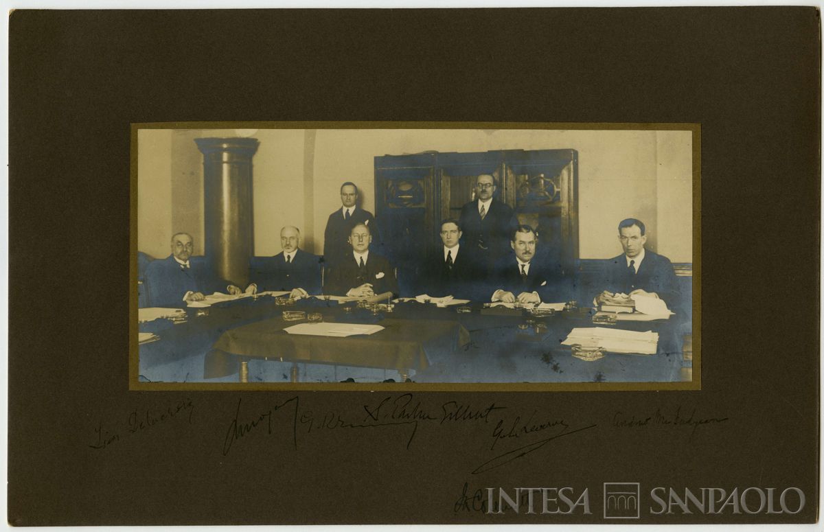 Ritratto di gruppo della Commissione interalleata per l'applicazione del Piano Dawes, 1925 - 1926 (fotografo sconosciuto)
