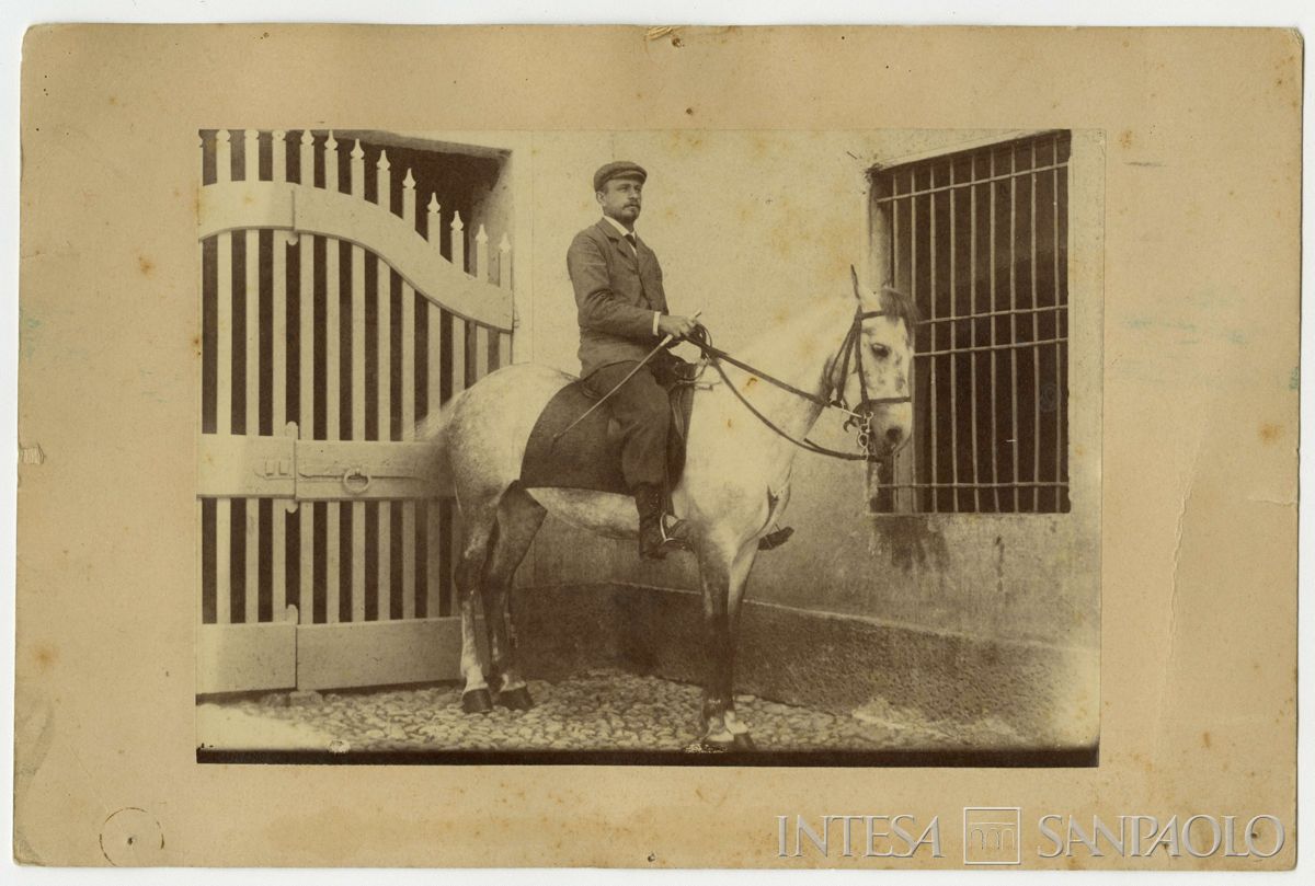 Bernardino Nogara a cavallo, all'esterno delle stalle a Bovegno, 1895 (Premiata Fotografia Ogliari)