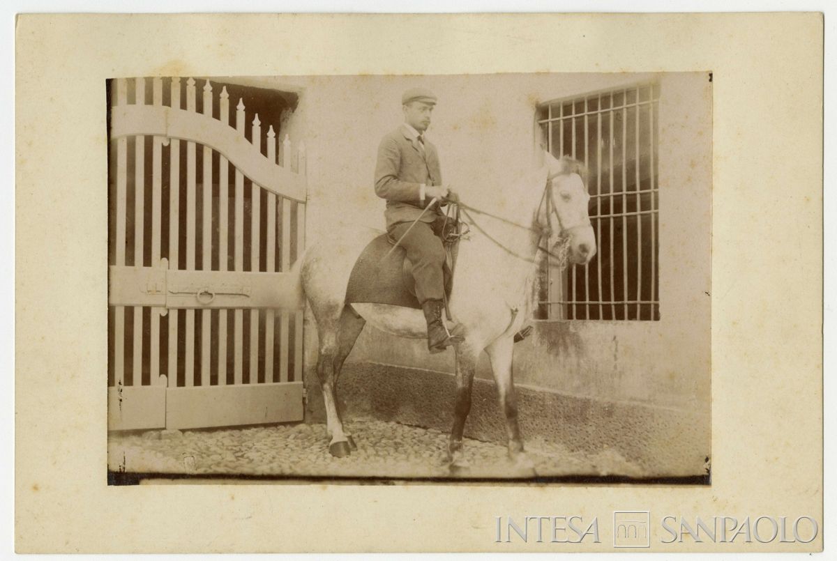 Bernardino Nogara a cavallo, all'esterno delle stalle a Bovegno, 1895 (Premiata Fotografia Ogliari)