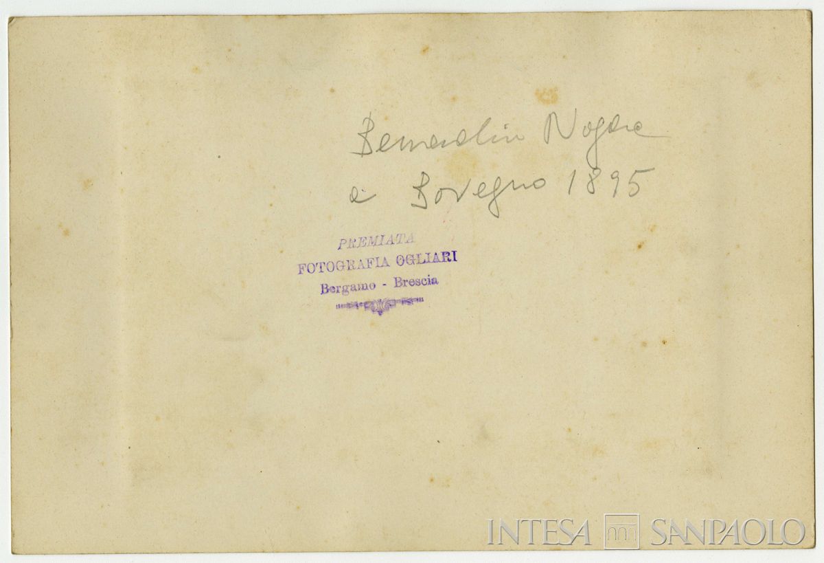 Bernardino Nogara a cavallo, all'esterno delle stalle a Bovegno, 1895 (Premiata Fotografia Ogliari), verso