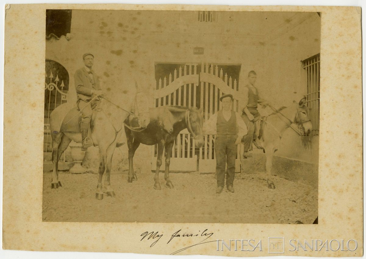 Bernardino Nogara a cavallo, all'esterno delle stalle a Bovegno, 1895 (fotografo sconosciuto)