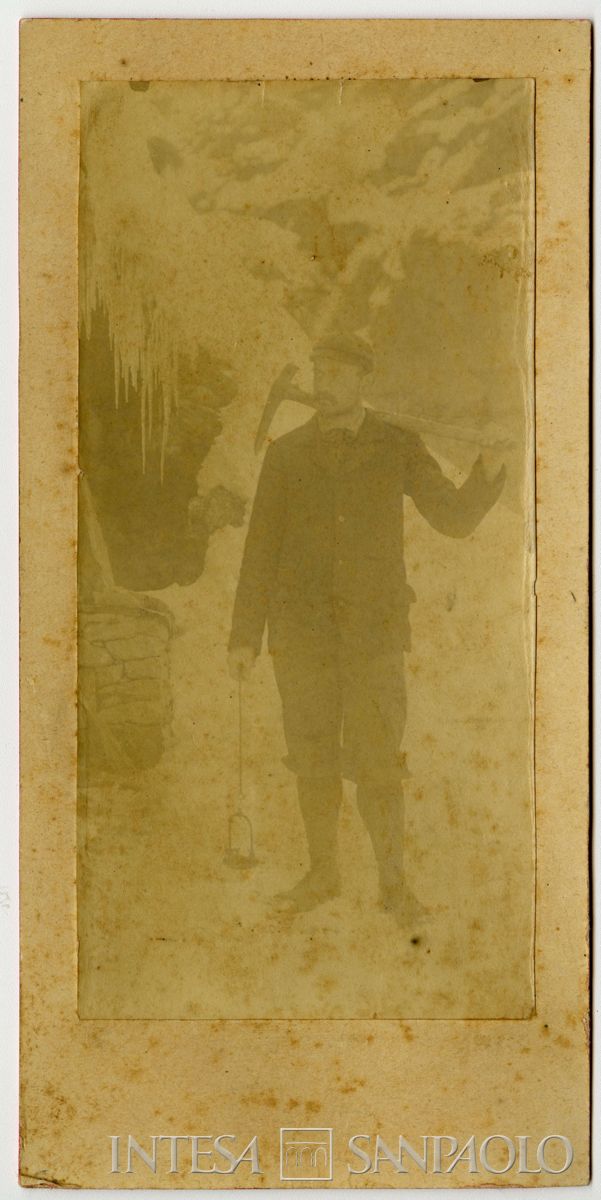 Bernardino Nogara con piccone all'esterno della miniera di Bovegno, 1896 (fotografo sconosciuto)