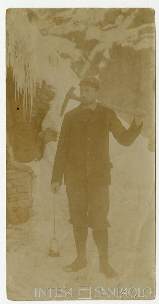Bernardino Nogara con piccone all'esterno della miniera di Bovegno, 1896 (fotografo sconosciuto)
