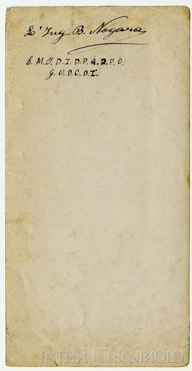 Bernardino Nogara con piccone all'esterno della miniera di Bovegno, 1896 (fotografo sconosciuto), verso