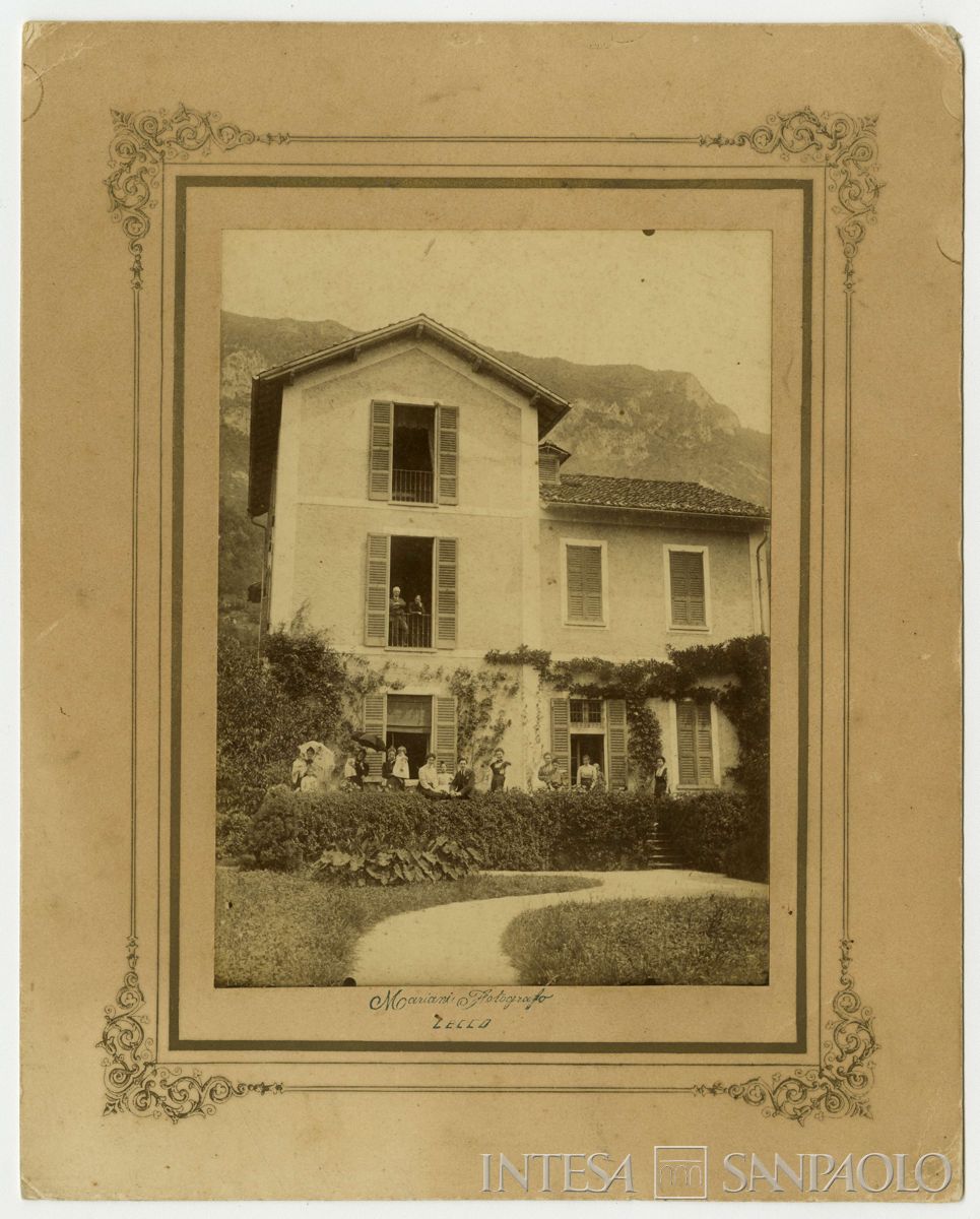 Famiglia Martelli davanti alla casa di Maggianico, primi del 1900 (Federico Mariani)