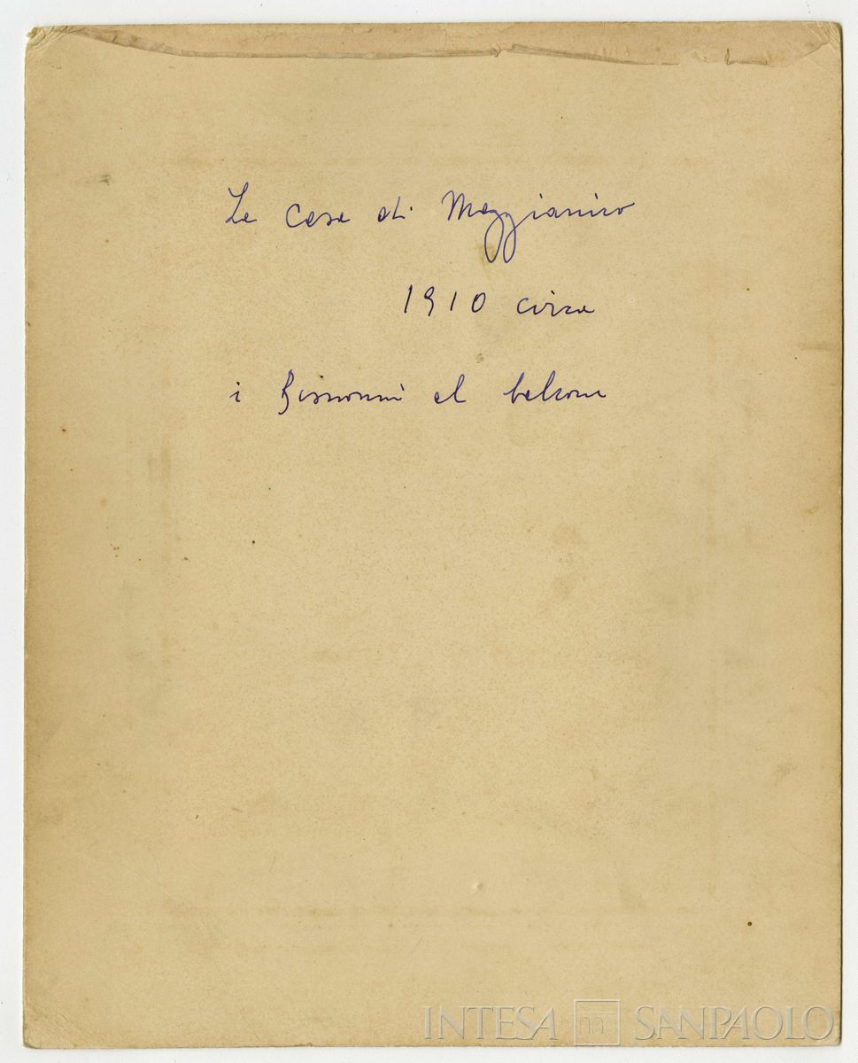 Famiglia Martelli davanti alla casa di Maggianico, primi del 1900 (Federcio Mariani), verso