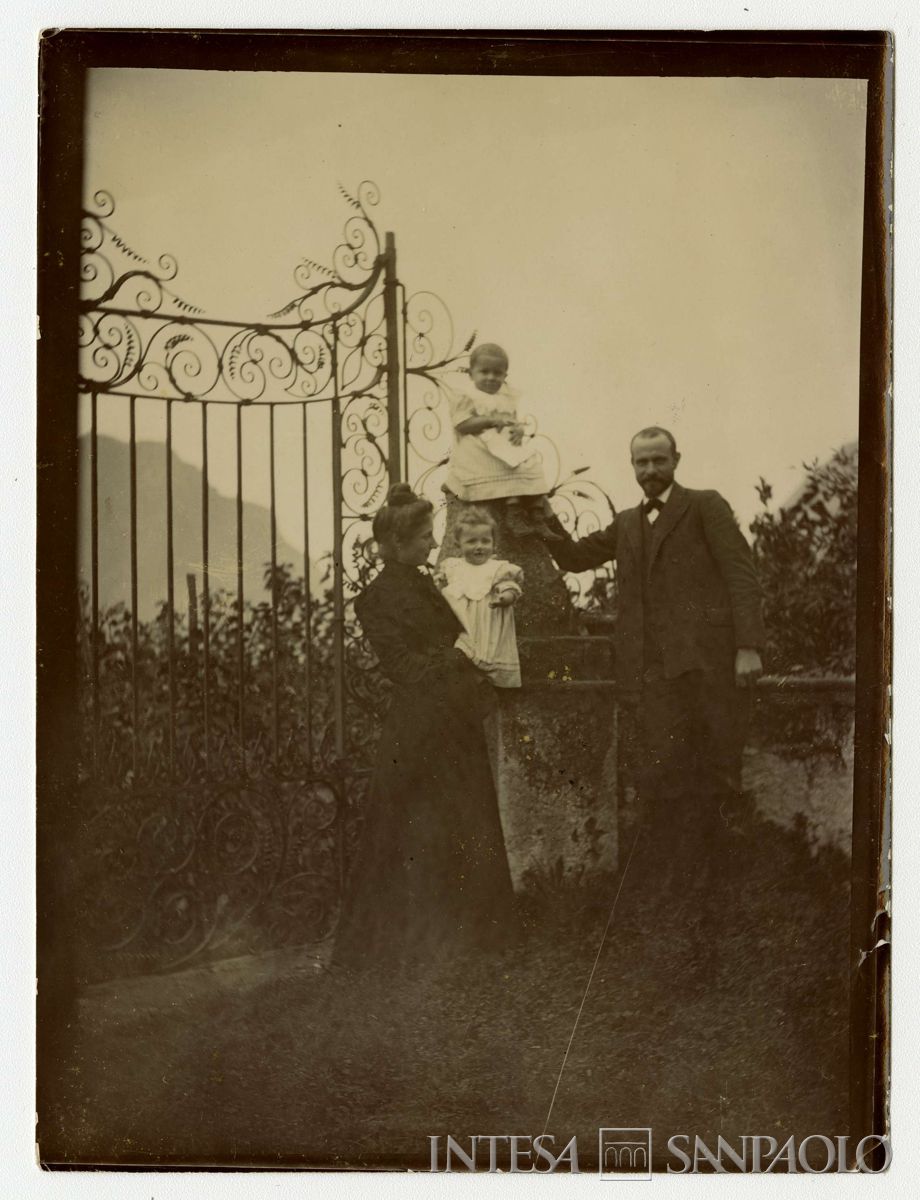 Bernardino Nogara con la moglie Ester e i figli Johnny e Josy a Maggianico, 1902 (fotografo sconosciuto)