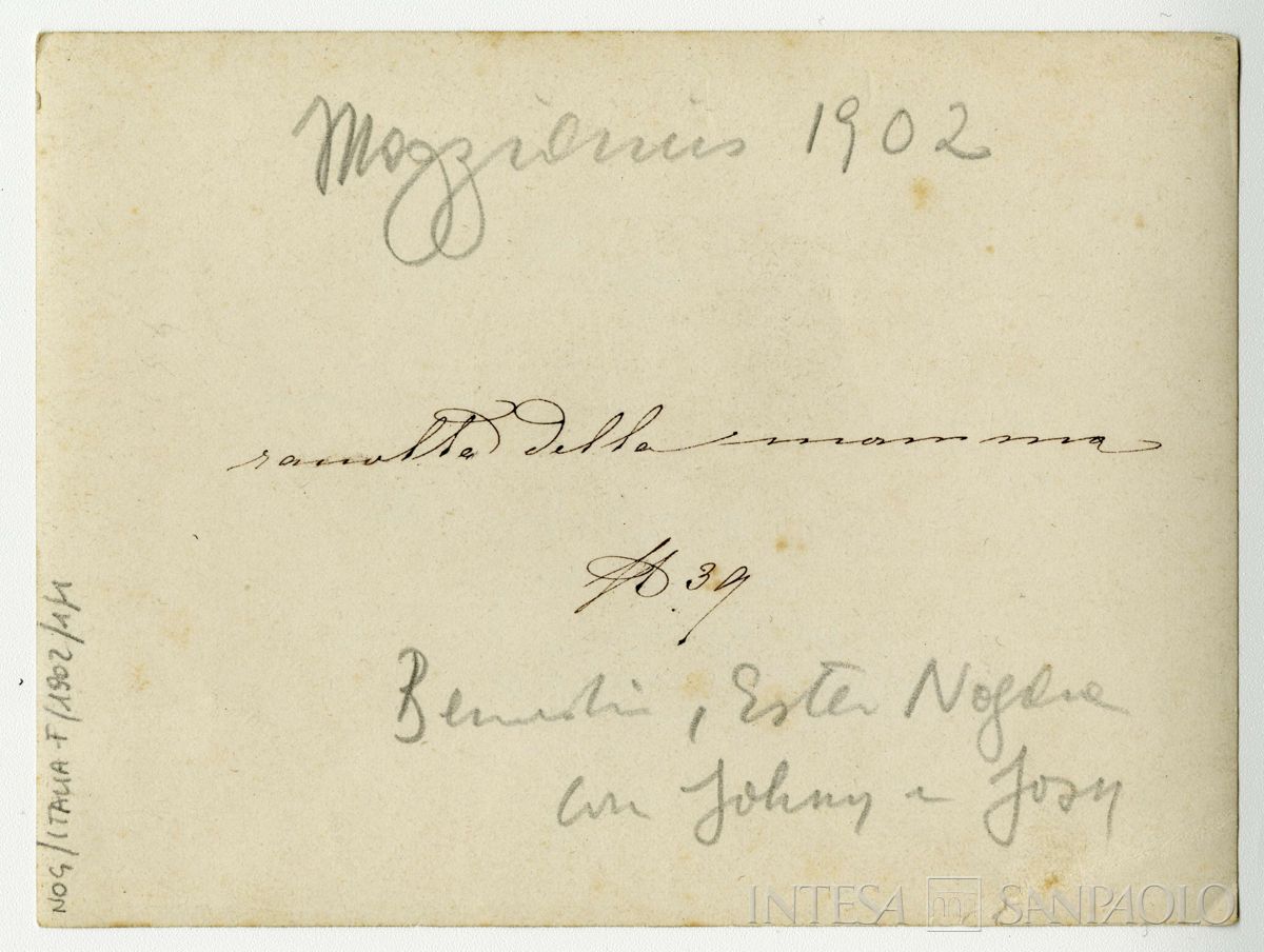 Bernardino Nogara con la moglie Ester e i figli Johnny e Josy a Maggianico, 1902 (fotografo sconosciuto), verso