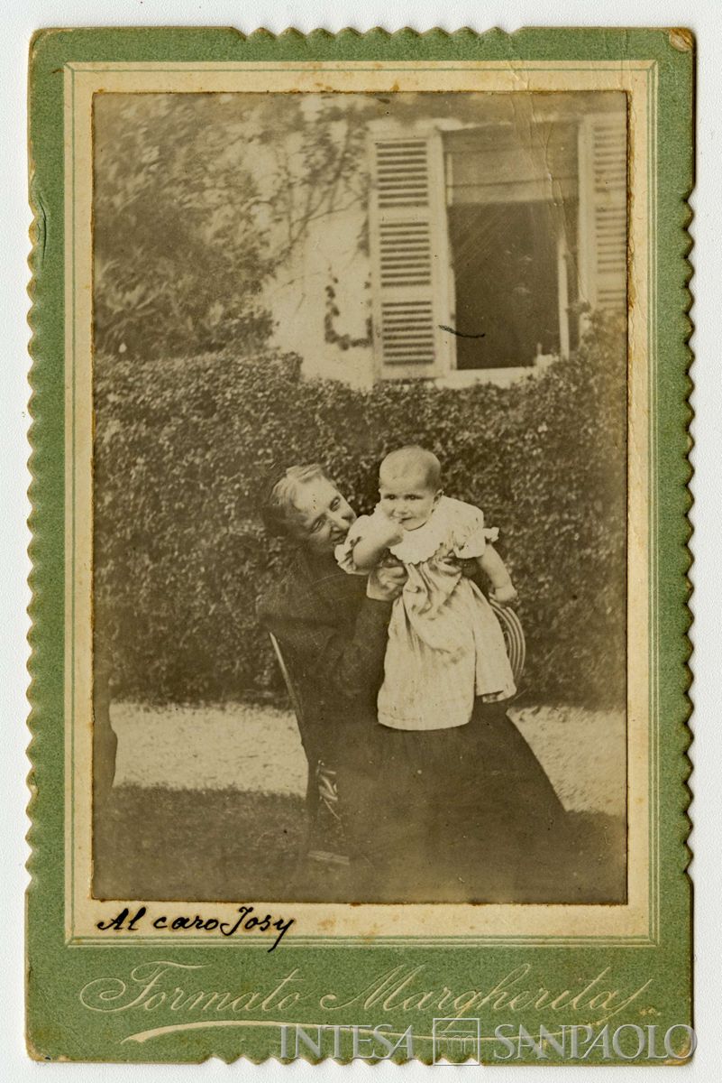 Nogara Giulia in braccio alla nonna Martelli a Maggianico, 1906 (fotografo sconosciuto)