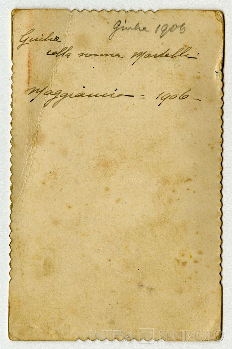 Nogara Giulia in braccio alla nonna Martelli a Maggianico, 1906 (fotografo sconosciuto), verso