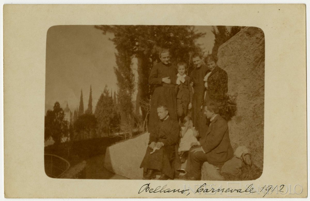 Nogara Ester con Josy e Paolo e alcuni zii all'aperto a Bellano durante il carnevale, 1912 (fotografo sconosciuto)