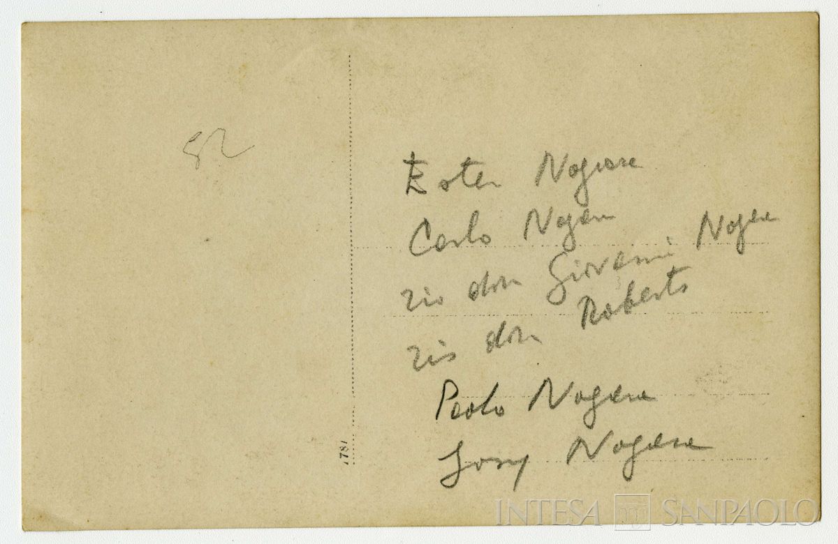 Nogara Ester con Josy e Paolo e alcuni zii all'aperto a Bellano durante il carnevale, 1912 (fotografo sconosciuto), verso