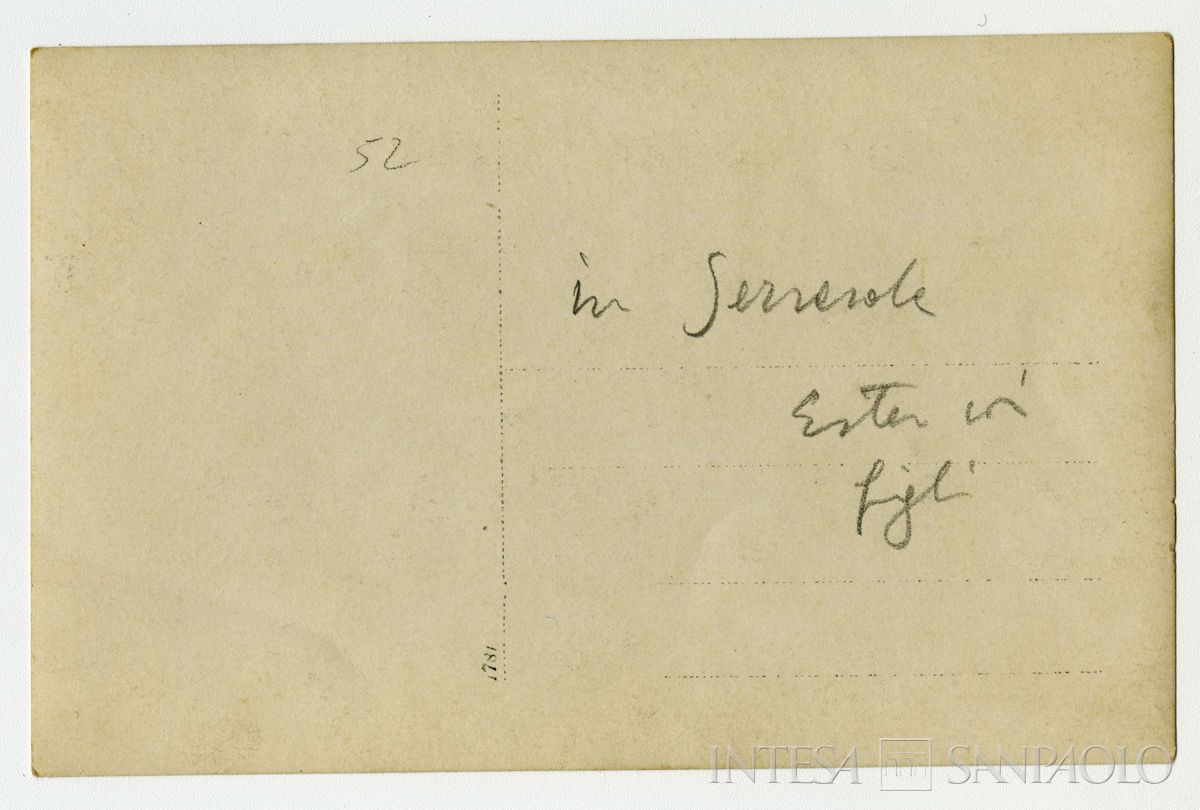 Nogara Ester con Josy e Paolo e alcuni zii all'aperto a Bellano durante il carnevale, 1912 (fotografo sconosciuto), verso